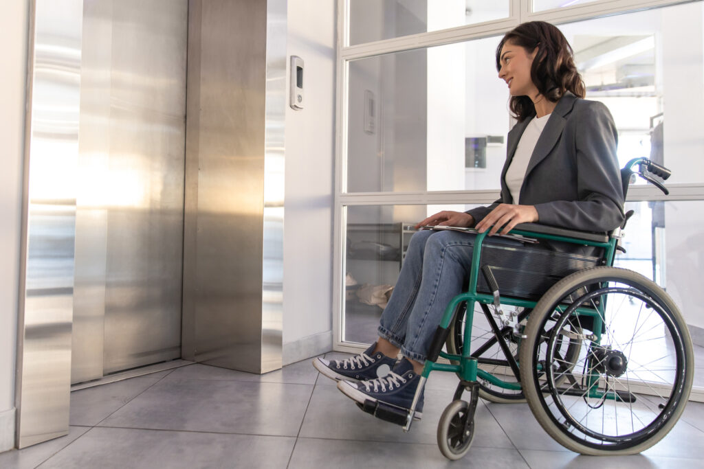 Abbattere le barriere architettoniche con ascensori per disabili